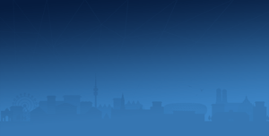 Silhouette einer Stadtlandschaft bei Dämmerung, mit markanten Gebäuden und Türmen, darunter ein Fernsehturm und ein Riesenrad, vor einem dunkelblauen, nach oben hin dunkler werdenden Hintergrund.