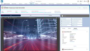 Benutzeroberfläche eines CRM- oder Angebotsmanagement-Systems mit geöffnetem Angebotsdatensatz. In der Mitte ist ein Bild mit einer digitalen Stadtansicht und Lichtspuren sichtbar. Rechts befinden sich Details zum Angebot sowie eine Verlaufshistorie.